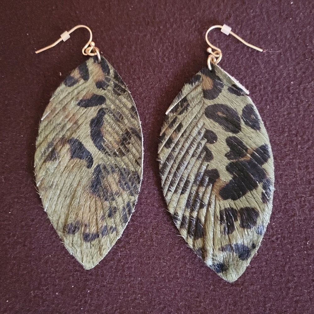Feather tear drop leather earings darker green soft velvet leapard print‎ light